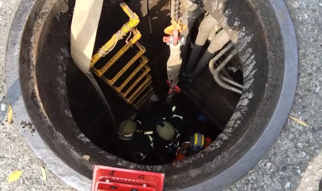 工人墜落涵洞受困警消吊掛救援。（圖／翻攝畫面）