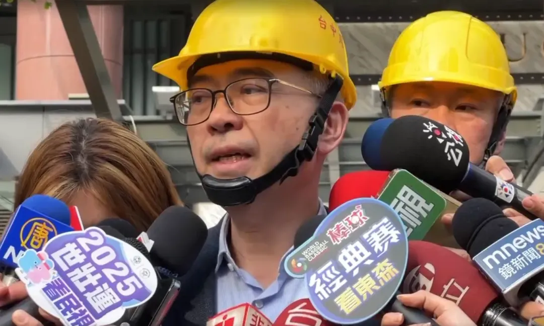 新光三越營業本部副本部長謝英明今(17)日接受採訪表示,櫃哥櫃姐皆有安置。(圖/中天新聞)