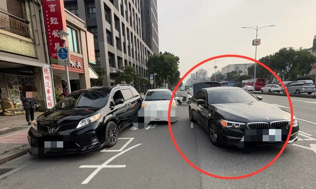 王世堅駕駛的BMW遭擦撞。（圖／翻攝畫面）