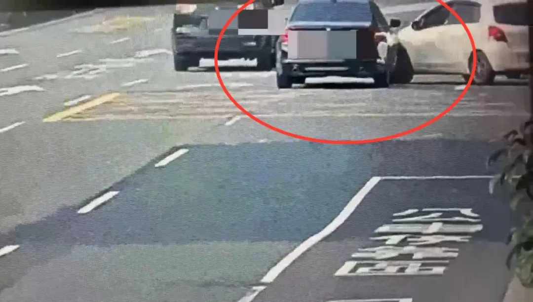 白色轎車不慎撞上王世堅駕駛的BMW。（圖／翻攝畫面）