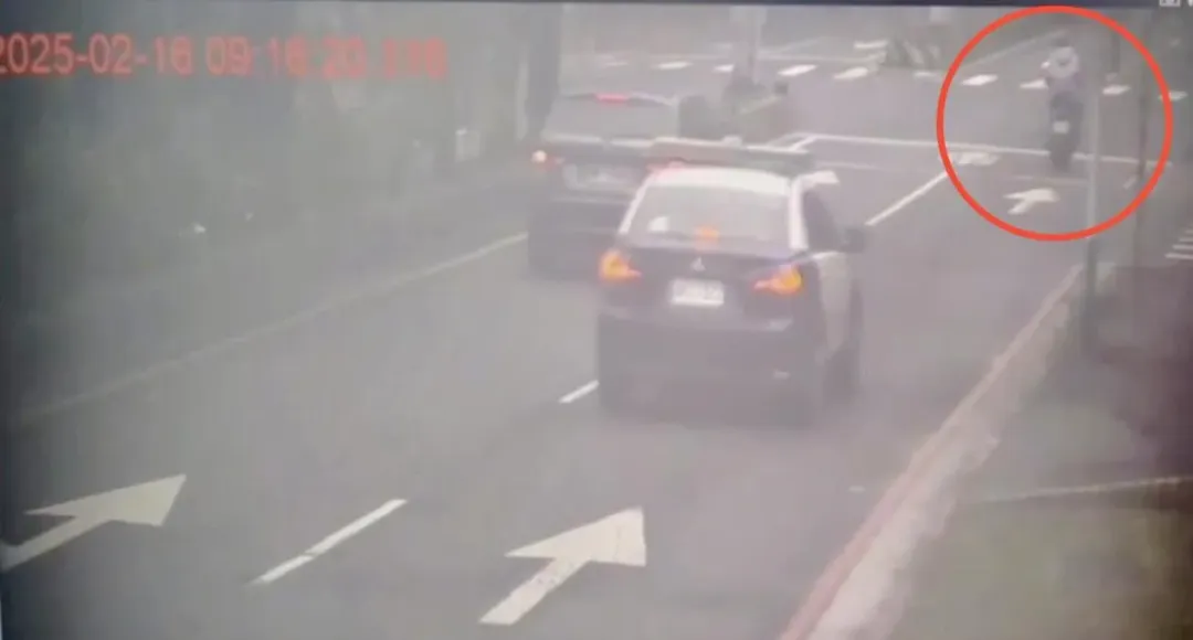 男子騎車闖紅燈被後方警車上員警目擊攔下取締。（圖／翻攝畫面）