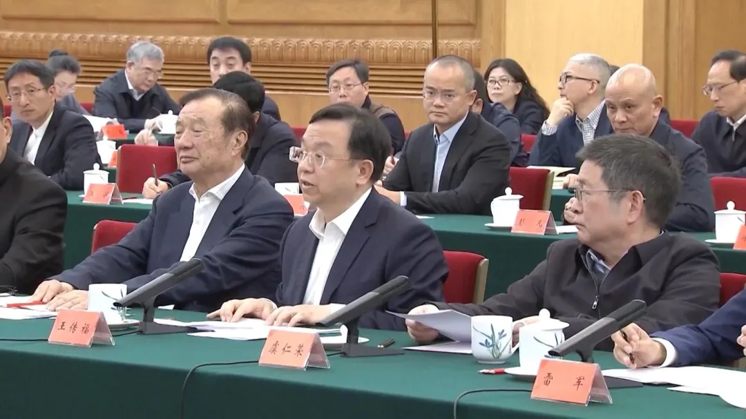 華為創辦人任正非(左)、比亞迪創辦人王傳福(中)。（圖／翻攝央視）