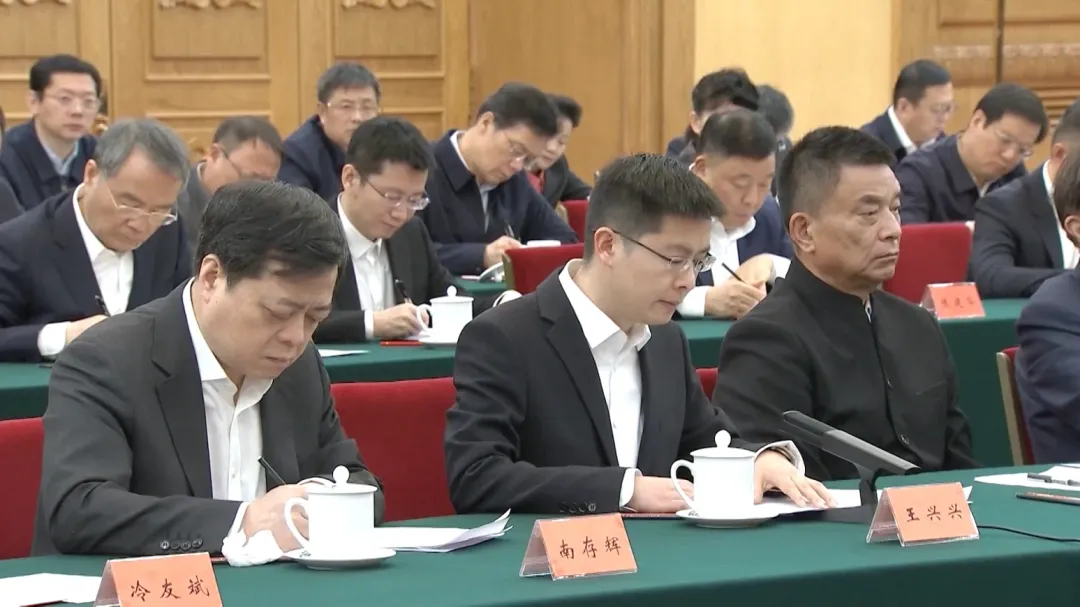 宇樹科技創始人王興興（中）為唯一被列在第一排的90後企業代表。（圖／翻攝自央視）