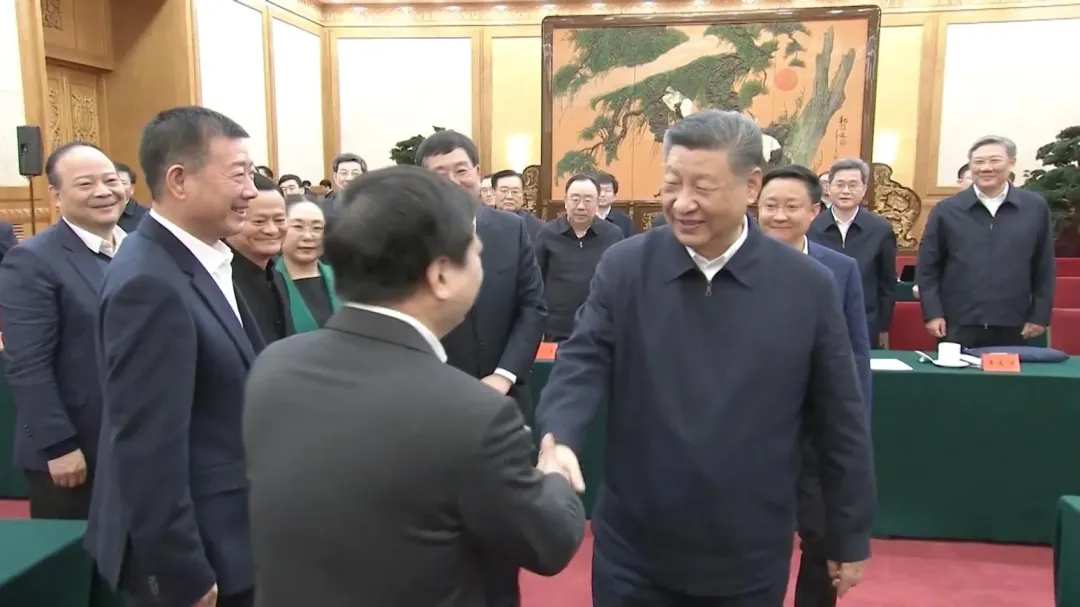 習近平見陸企業領袖，馬雲（左三）也罕見現身。（圖／翻攝央視）