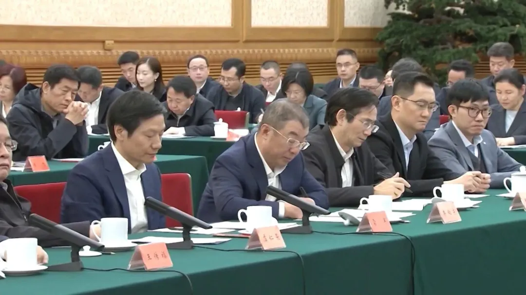 小米創辦人雷軍(左一)、騰訊創辦人(右二)、DeepSeek創辦人梁文鋒(右一)。（圖／翻攝央視）