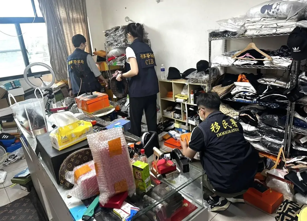 檢警搜索犯嫌住所及直播處。（圖／警方提供）