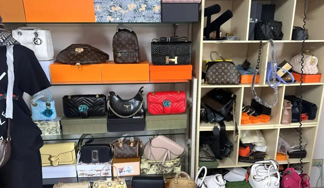 印尼籍江姓女子涉嫌販賣仿冒名牌精品。（圖／警方提供）
