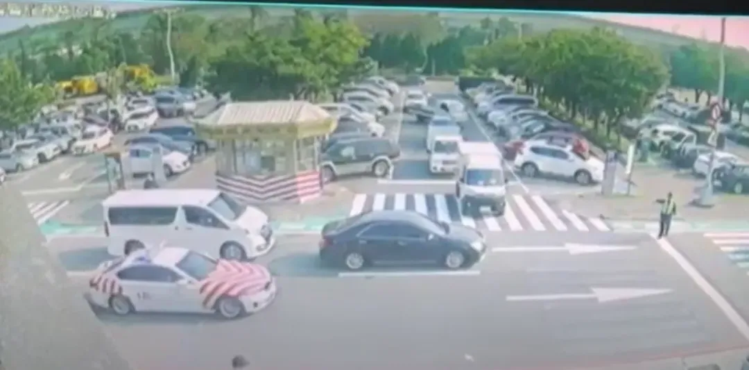 事發當下的監視器畫面曝光。（圖／翻攝畫面，下同）