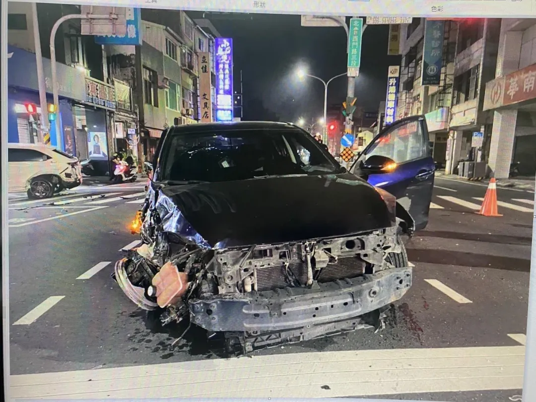 男子深夜蛇行400公尺連撞多車。（圖／中天新聞）
