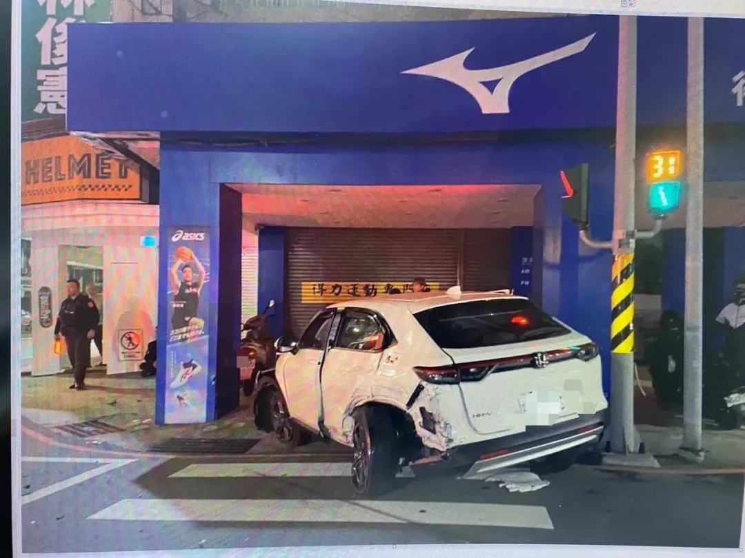 騎樓內運動用品店招牌與門面也受到波及。（圖／中天新聞）