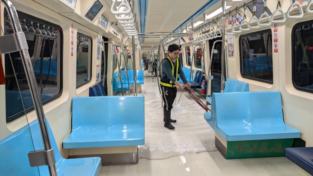 每日電聯車出車前，均以防疫標準漂白水全面加強車廂座椅、靠背、欄杆、把手與屏風、地板、車間通道等旅客常接觸設備清消作業。（圖／北捷提供）