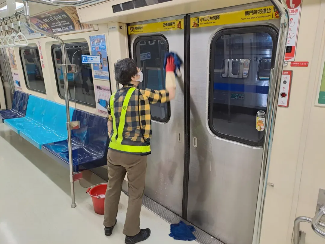 北捷今上午已全面檢視淡水信義線列車，並未發現異味，後續將持續加強清消作業。（圖／北捷提供）