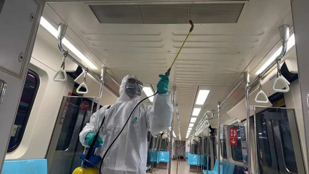 列車每週以防疫標準漂白水噴灑迴風口，每月將空調濾網拆卸清洗浸泡漂白水消毒，以維護優良清潔品質。（圖／北捷提供）