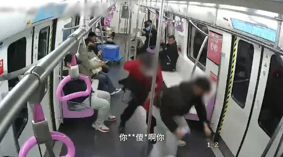 女子暴怒掌摑男子。（圖／翻攝微博）