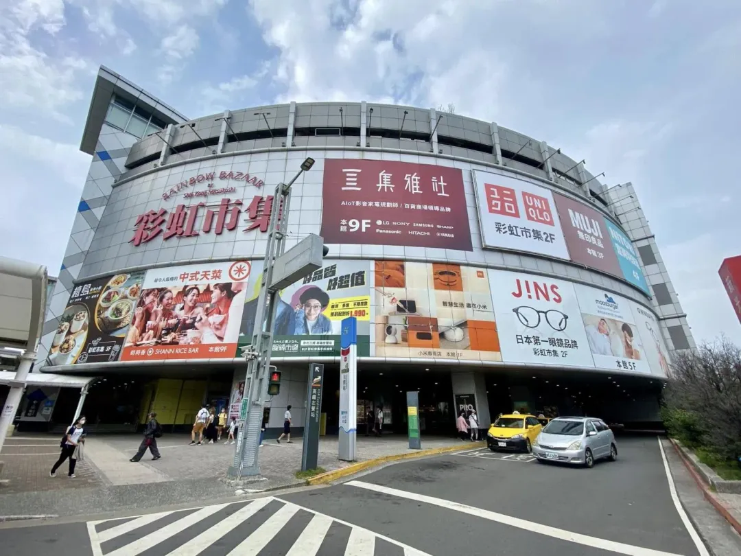 高雄新光三越左營店於昨（17）日晚間8時10分，「彩虹市集」突然傳出「轟」的巨響後全棟停電。（圖／翻攝畫面）