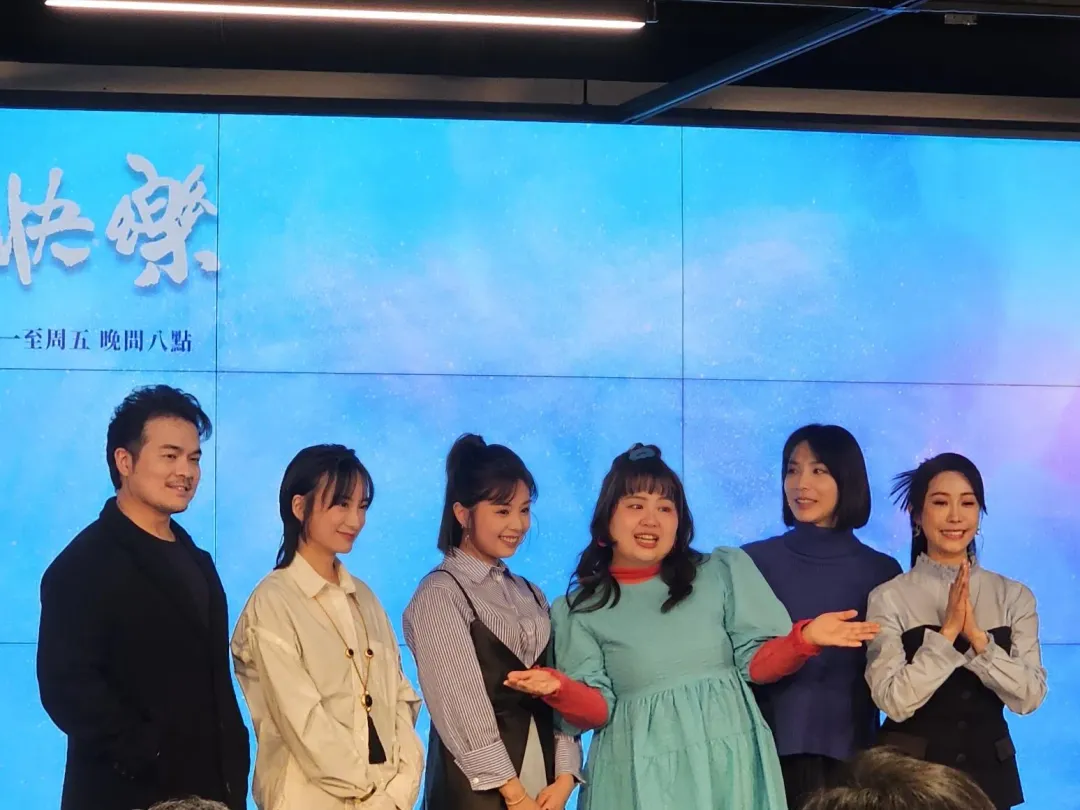 王嫚萱(左二)18日出席大愛劇《生日快樂》記者會。(圖/記者黃玉婷 攝)
