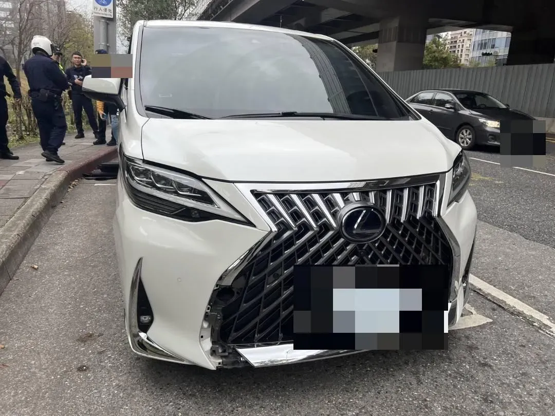 許姓男子因未到案開庭遭發布通緝，警開11槍仍拒檢落跑。(圖/翻攝畫面)