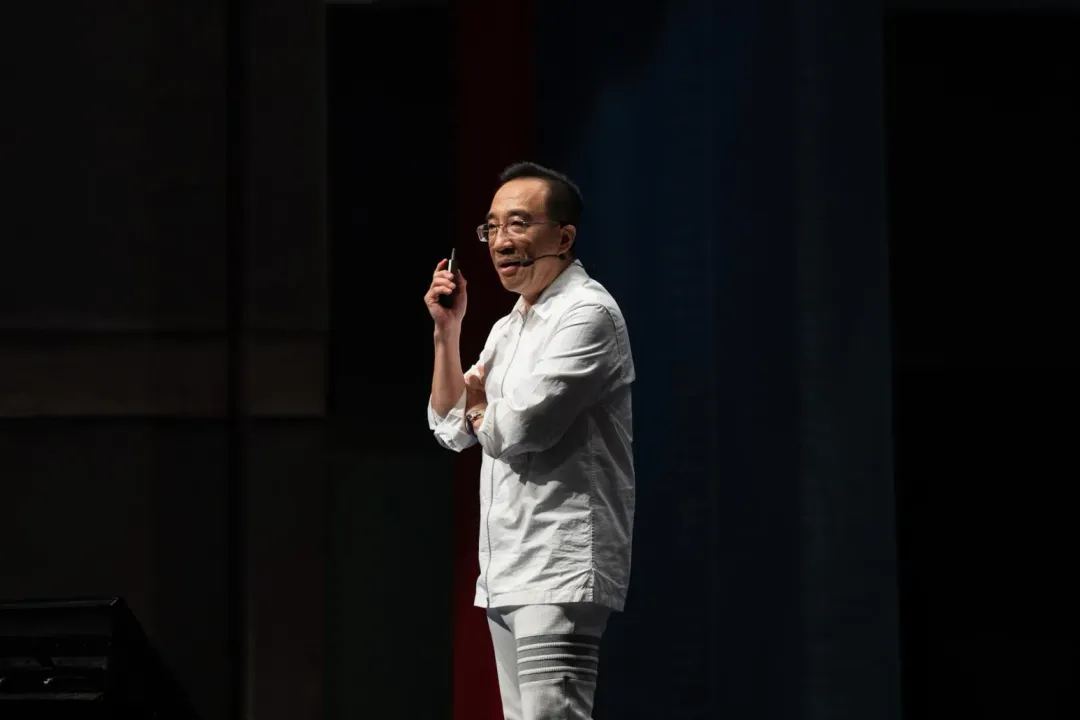 品牌戰略大師汪志謙,指出「洞察世界才能落地變現」。(圖/奧比懷登提供)