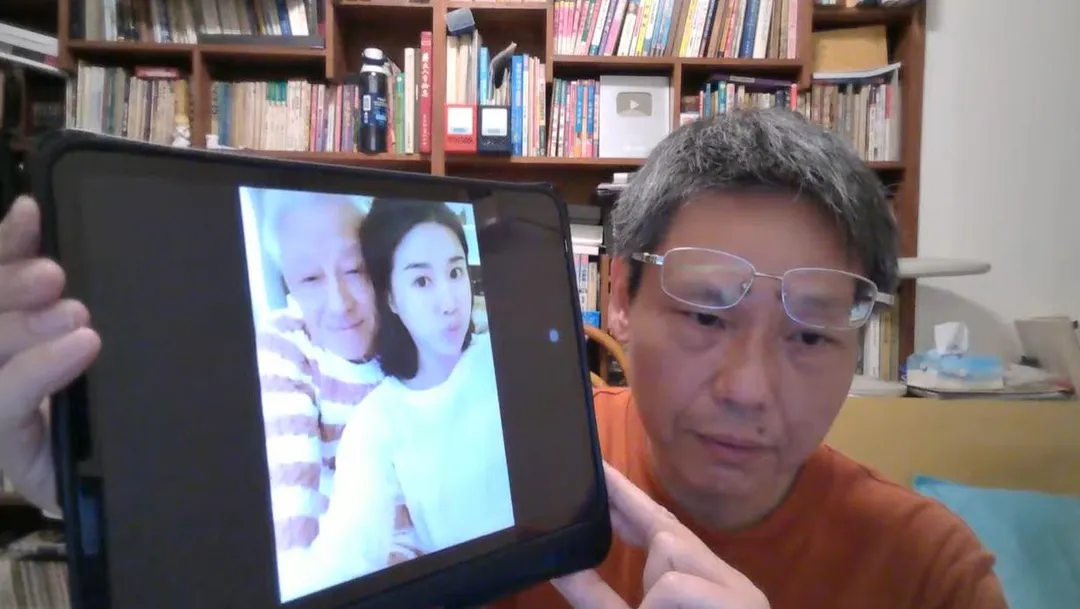 謝寒冰日前爆料曹興誠一系列與小三露骨照。（圖／擷取自謝寒冰直播）