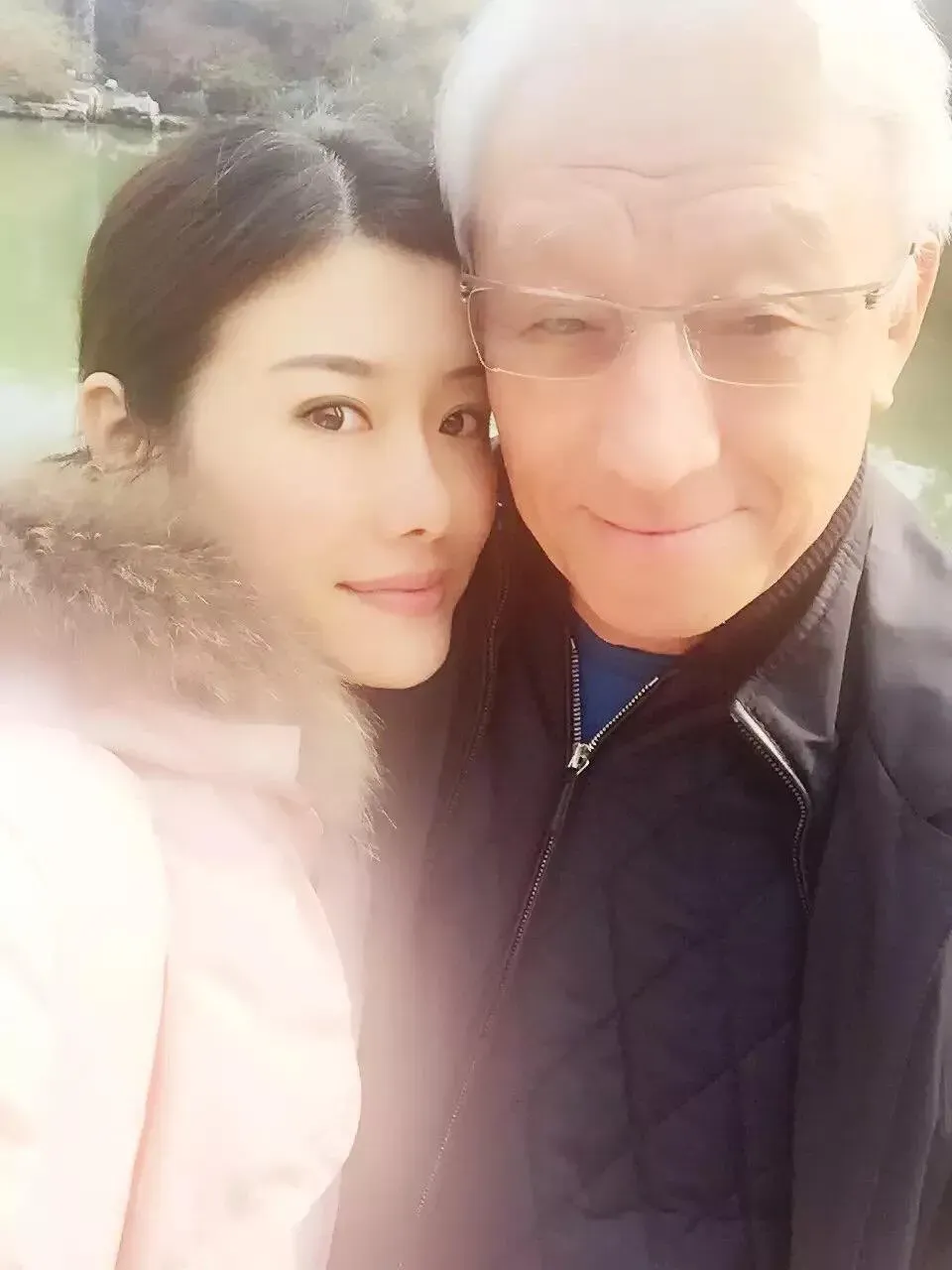 資深媒體人謝寒冰晚間開直播再秀出曹興誠與單忠華的多張親密合照。（圖／謝寒冰提供）