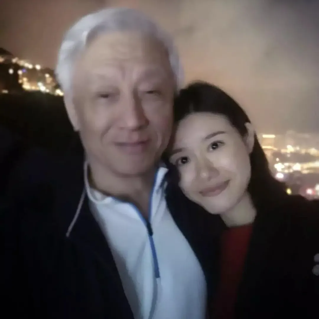 資深媒體人謝寒冰晚間開直播再秀出曹興誠與單忠華的多張親密合照。（圖／謝寒冰提供）