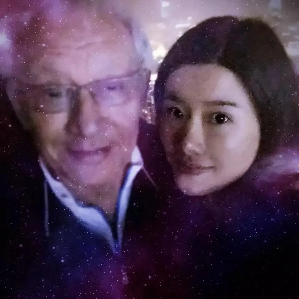 資深媒體人謝寒冰晚間開直播再秀出曹興誠與單忠華的多張親密合照。（圖／謝寒冰提供）