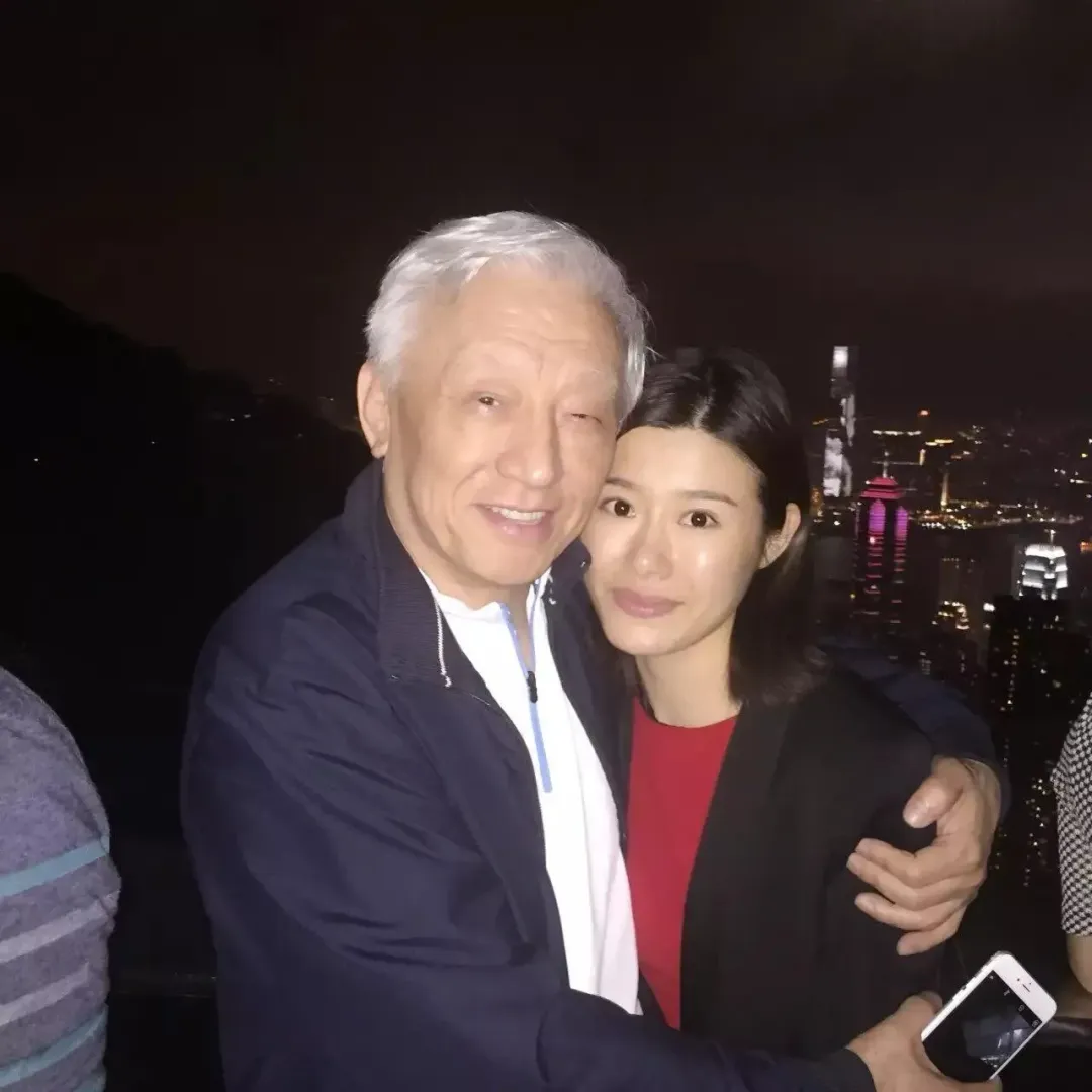 曹興誠、單中華多張親密照曝光。（圖／謝寒冰提供）