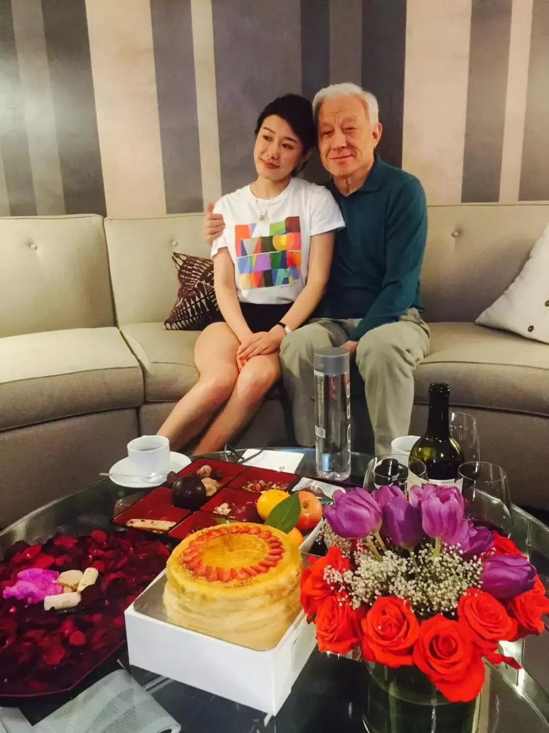 資深媒體人謝寒冰晚間開直播再秀出曹興誠與單忠華的多張親密合照。（圖／謝寒冰提供）