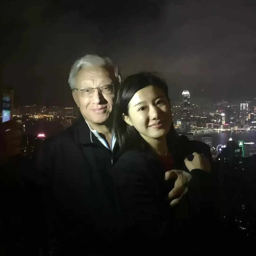 資深媒體人謝寒冰晚間開直播再秀出曹興誠與單忠華的多張親密合照。（圖／謝寒冰提供）