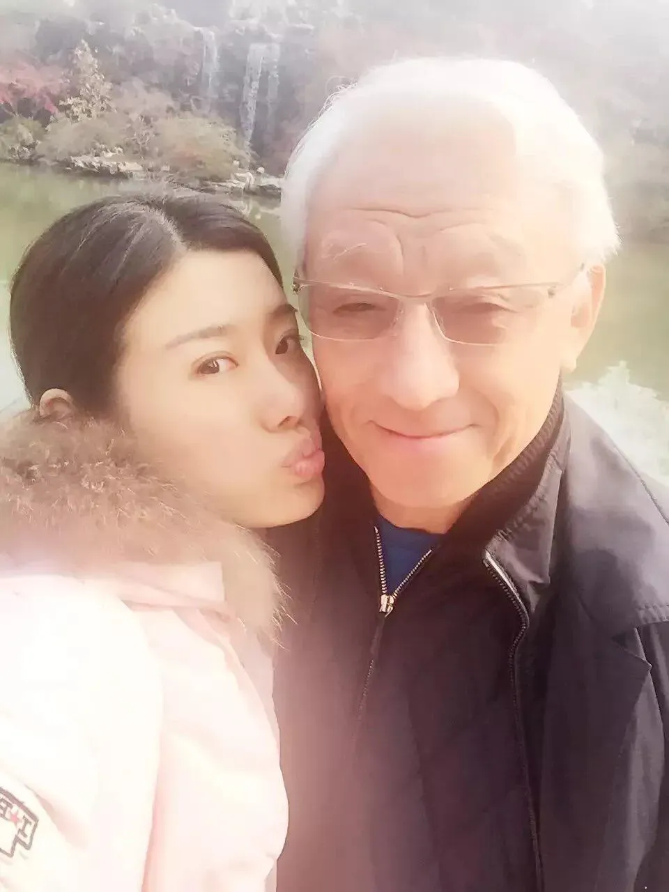 資深媒體人謝寒冰晚間開直播再秀出曹興誠與單忠華的多張親密合照。（圖／謝寒冰提供）