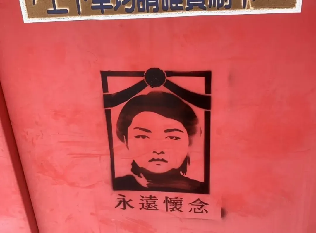 台南太子廟公車亭遭人亂塗鴉。（圖／中天新聞）