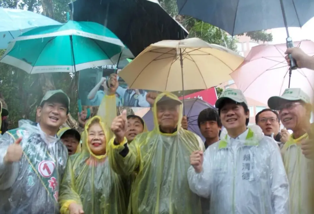 柯承發（右二）曾為力挺賴清德，以83歲高齡冒雨站台。（圖／擷取自林俊憲臉書）