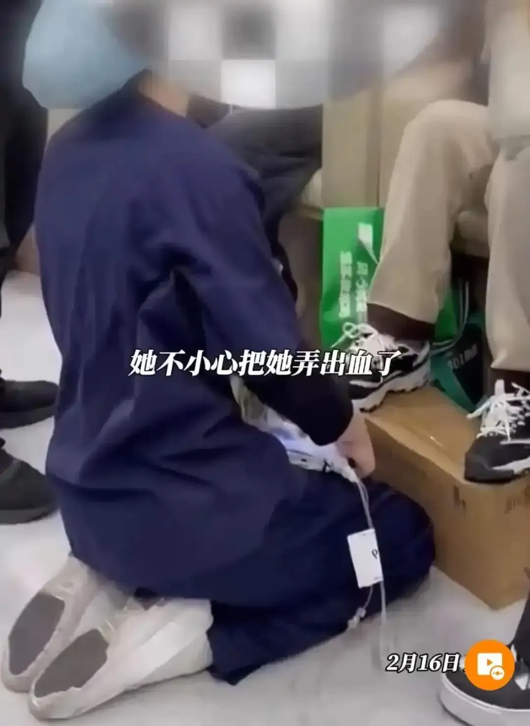 上海一家醫院拍到護理師對病患崩潰下跪道歉。(圖/翻攝微博)