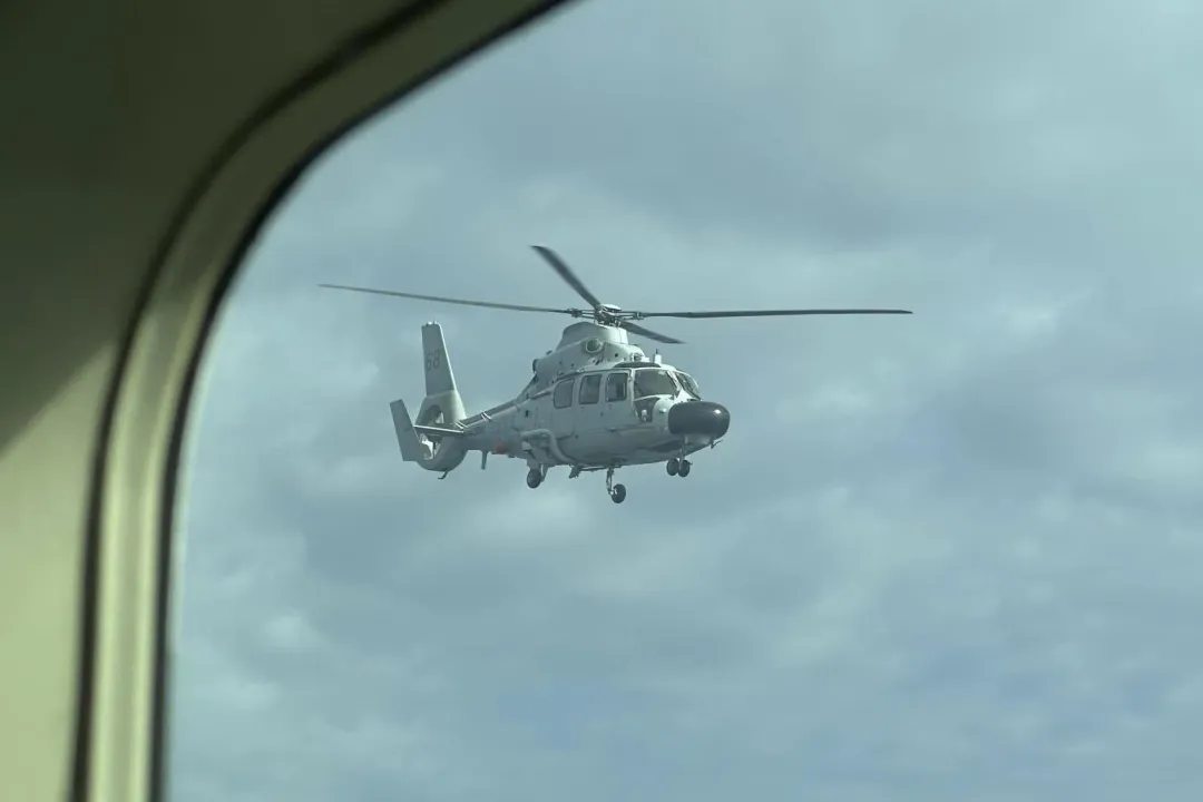 18日，南海黃岩島上空，一架解放軍海軍直升機距離菲國公務機僅3公尺。（圖／美聯社）