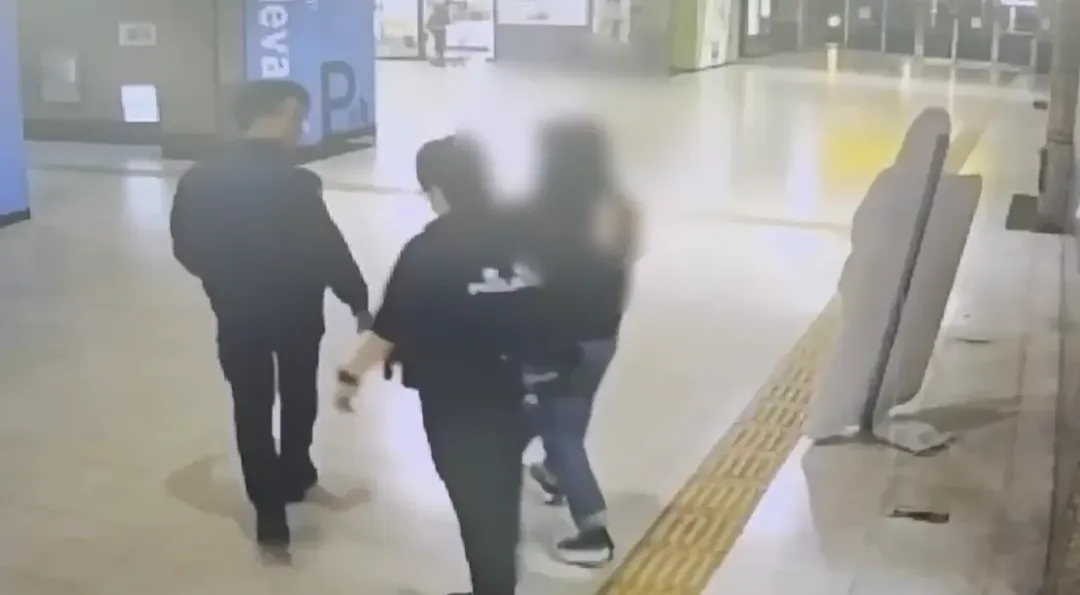 鐵路警察局板橋分駐所到場逮捕嫌疑人。（圖／翻攝畫面）