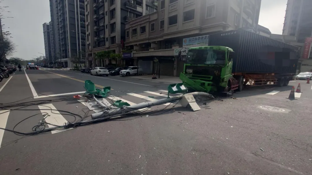 中壢今天上午發生一起曳引車嚴重車禍。&nbsp;（圖／翻攝畫面）