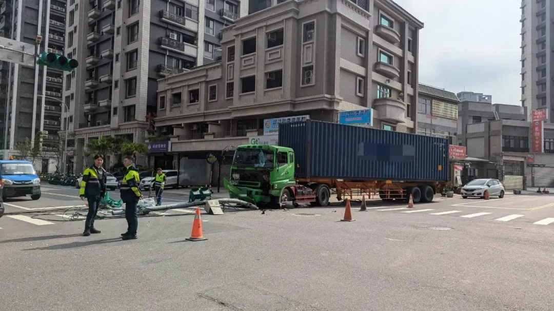 中壢今天上午發生一起曳引車嚴重車禍。&nbsp;（圖／翻攝畫面）