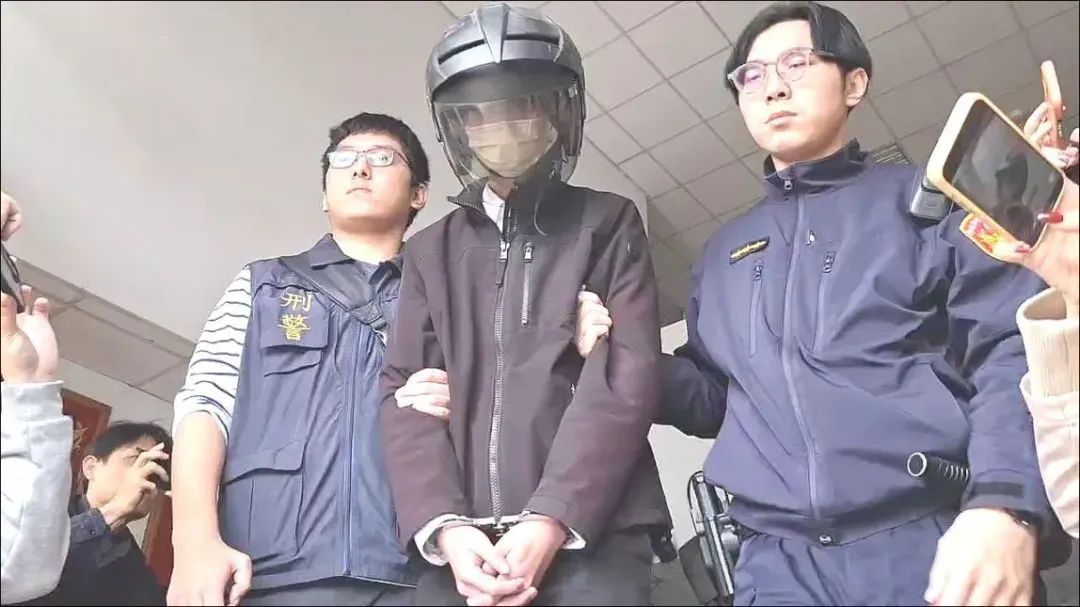 男童四肢有菸疤,吳男辯稱自己抽菸時,男童拿來把玩被燙傷。(圖/翻攝畫面)