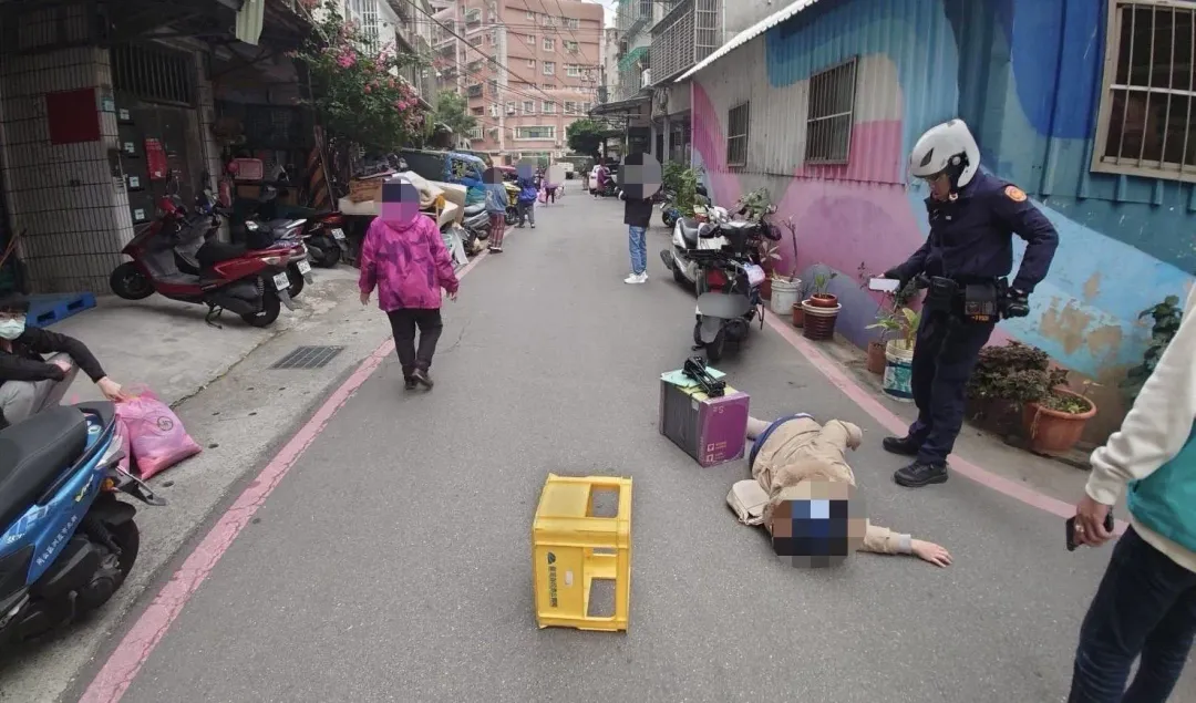 女騎士遭擊落慘摔倒地受傷。(圖/翻攝畫面)