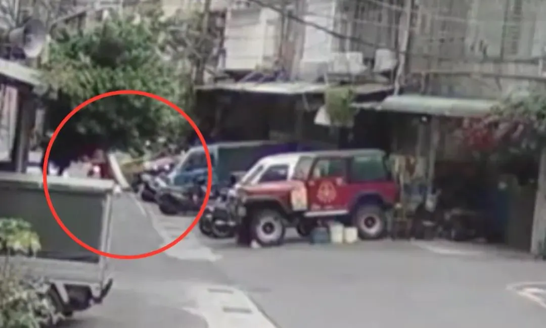 母女騎車被路邊床墊擊落慘摔。(圖/翻攝畫面)