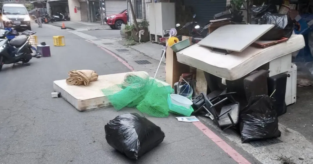 警方查出是路邊堆放的床墊釀禍。(圖/翻攝畫面)
