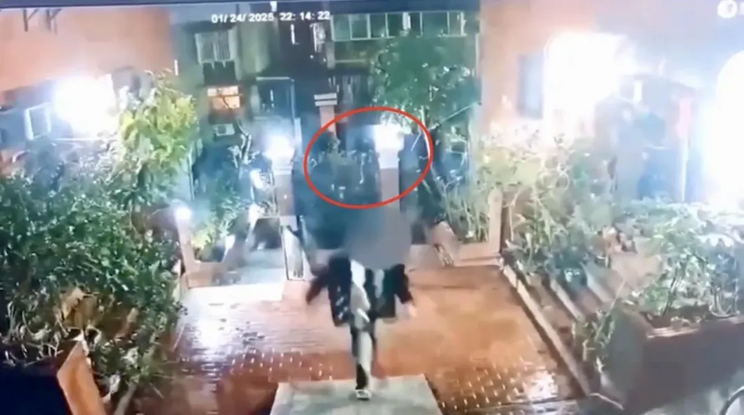 嫌犯爬牆尾隨被害人進入社區後持刀行兇。（圖／翻攝畫面）