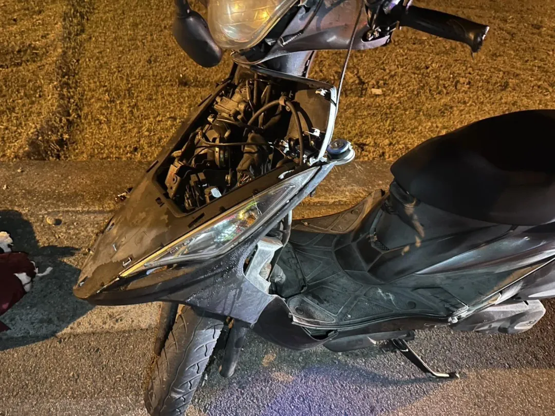 碰撞力道之大，不僅造成徐男噴飛重傷，機車車頭也損毀。（圖／民眾提供）