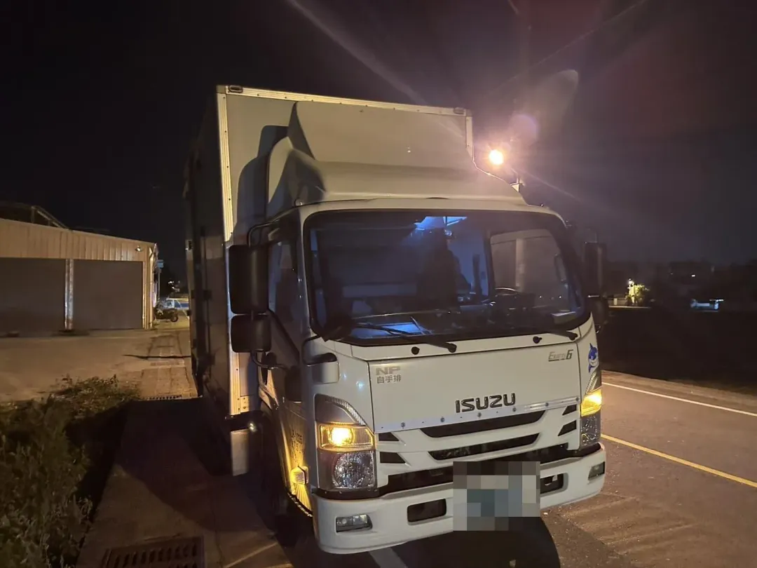 鍾姓男子駕駛的大貨車左側也有被撞痕跡。（圖／民眾提供）