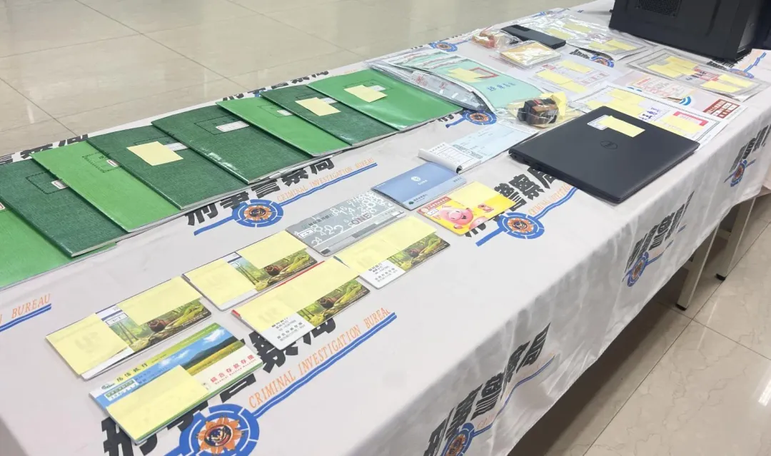 警方查扣假造文件等贓證物。（圖／翻攝畫面）