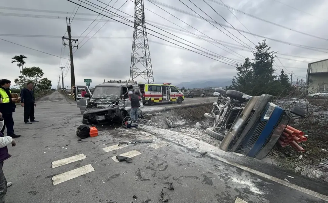 休旅車與貨車相撞瞬間起火幸無重大傷亡。（ 圖／翻攝畫面）