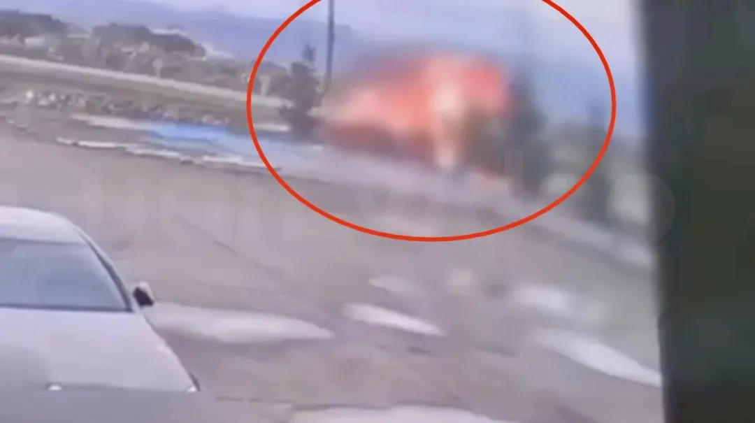 2車對撞瞬間爆炸變成火球。（圖／翻攝畫面）