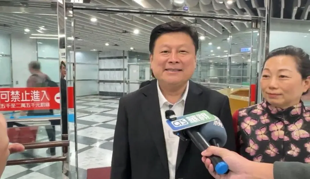 國民黨立院黨團總召傅崐萁在今晚返抵花蓮。(圖/中天新聞)