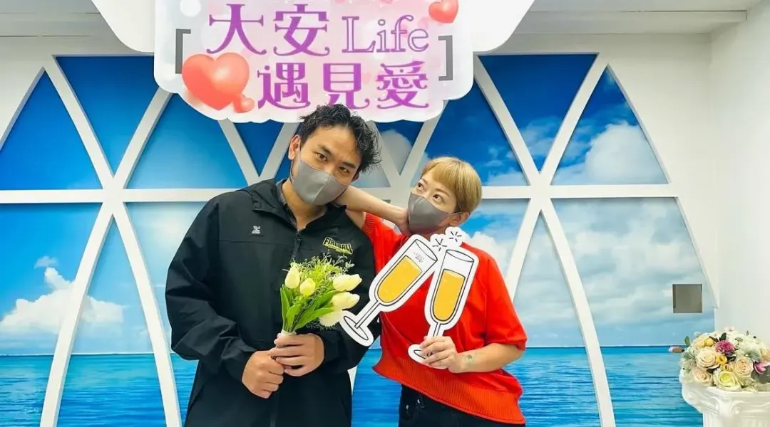 滅火器樂團主唱楊大正（左）宣布與網紅「山東」結束7年婚姻。（圖／翻攝自Instagram@fieexsam）