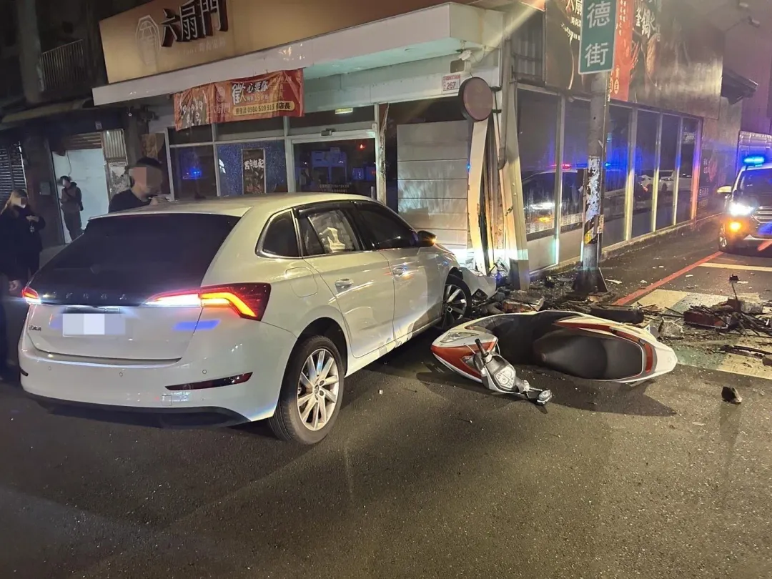 中壢今天凌晨發生一起嚴重車禍。(圖/翻攝畫面)